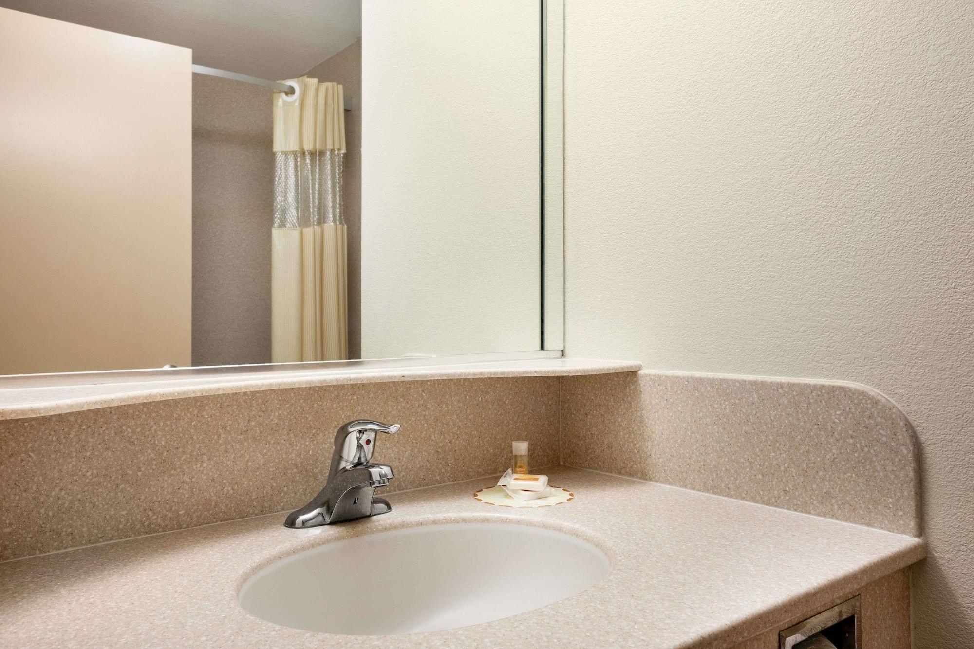 Econo Lodge Woodbridge Iselin Εξωτερικό φωτογραφία